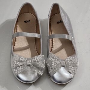 H&M Girls Metallic Foil Silver Bow Mary Jane Ballet Dress Shoes Flats Size 13.5